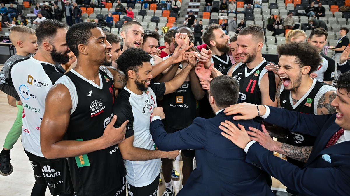 Na snímke hráči a realizačný tím ERA Basketball Nymburk.
