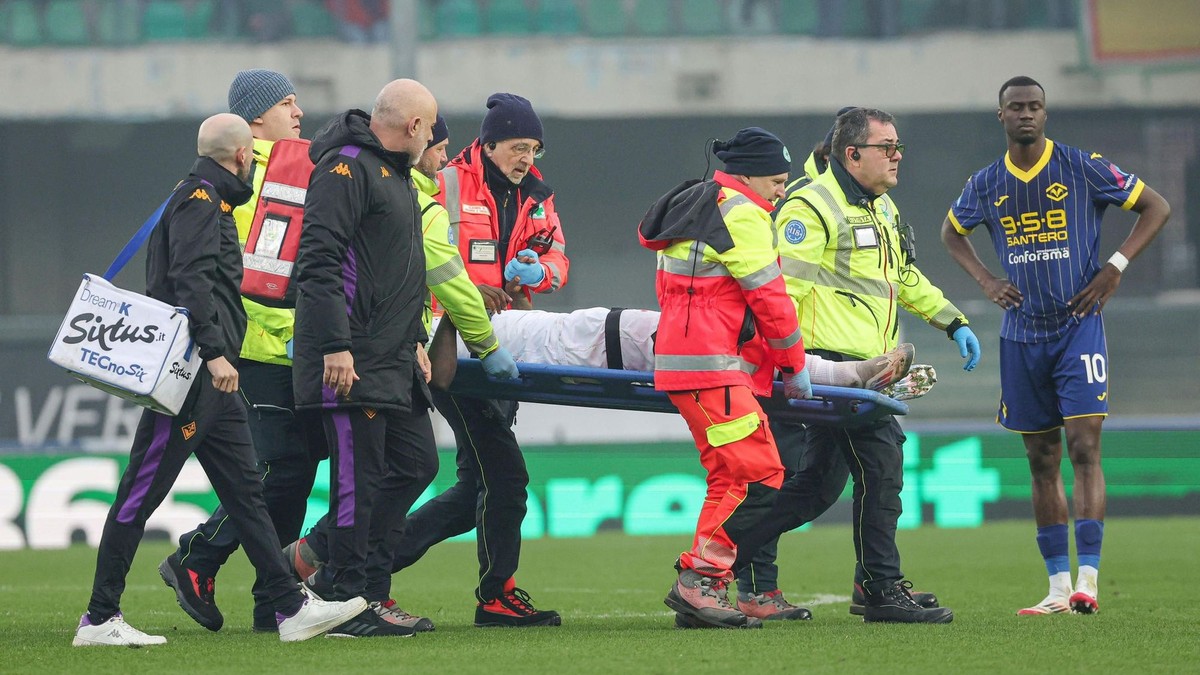 Hráč Fiorentiny Moise Kean je odnášaný z ihriska v zápase Serie A Hellas Verona - Fiorentina.