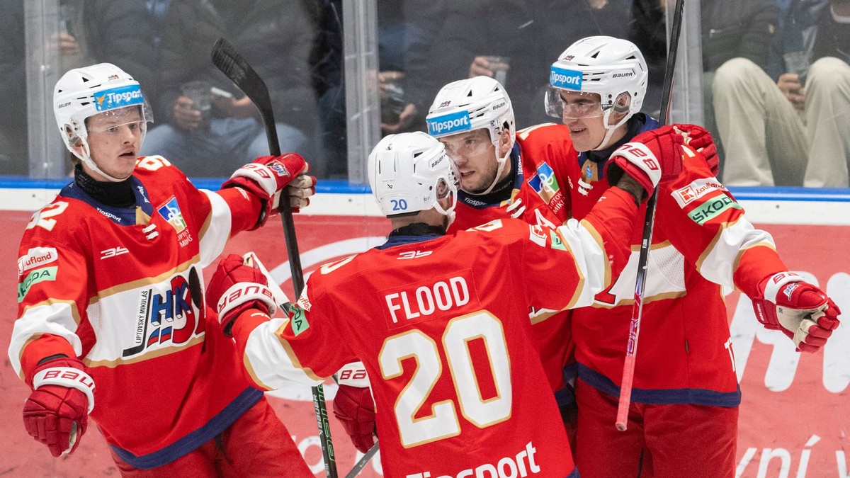 Hráči Liptovského Mikuláša sa tešia z gólu.