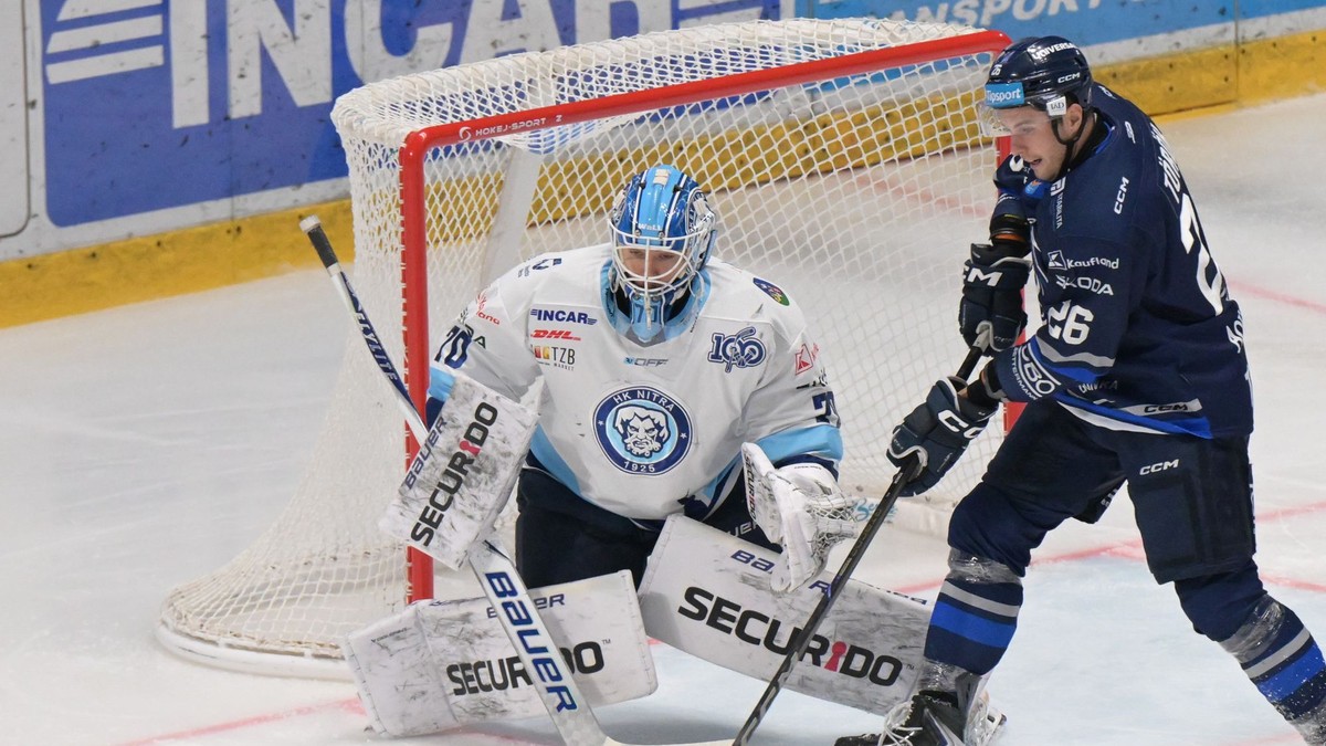 Na snímke zľava brankár Jasper Patrikainen (Nitra) a Tomáš Török (Poprad).