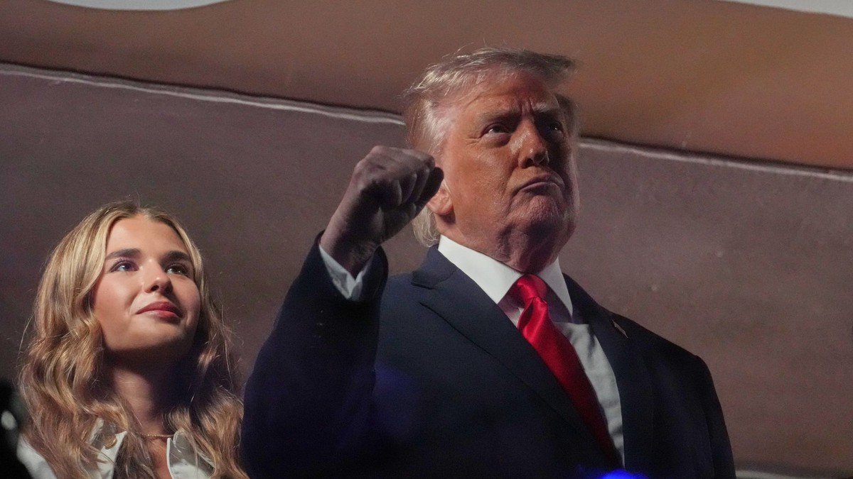 Americký prezident Donald Trump gestikuluje počas národnej hymny pred tretím stretnutím finále zámorskej NBA New York Knicks - San Antonio Spurs.
