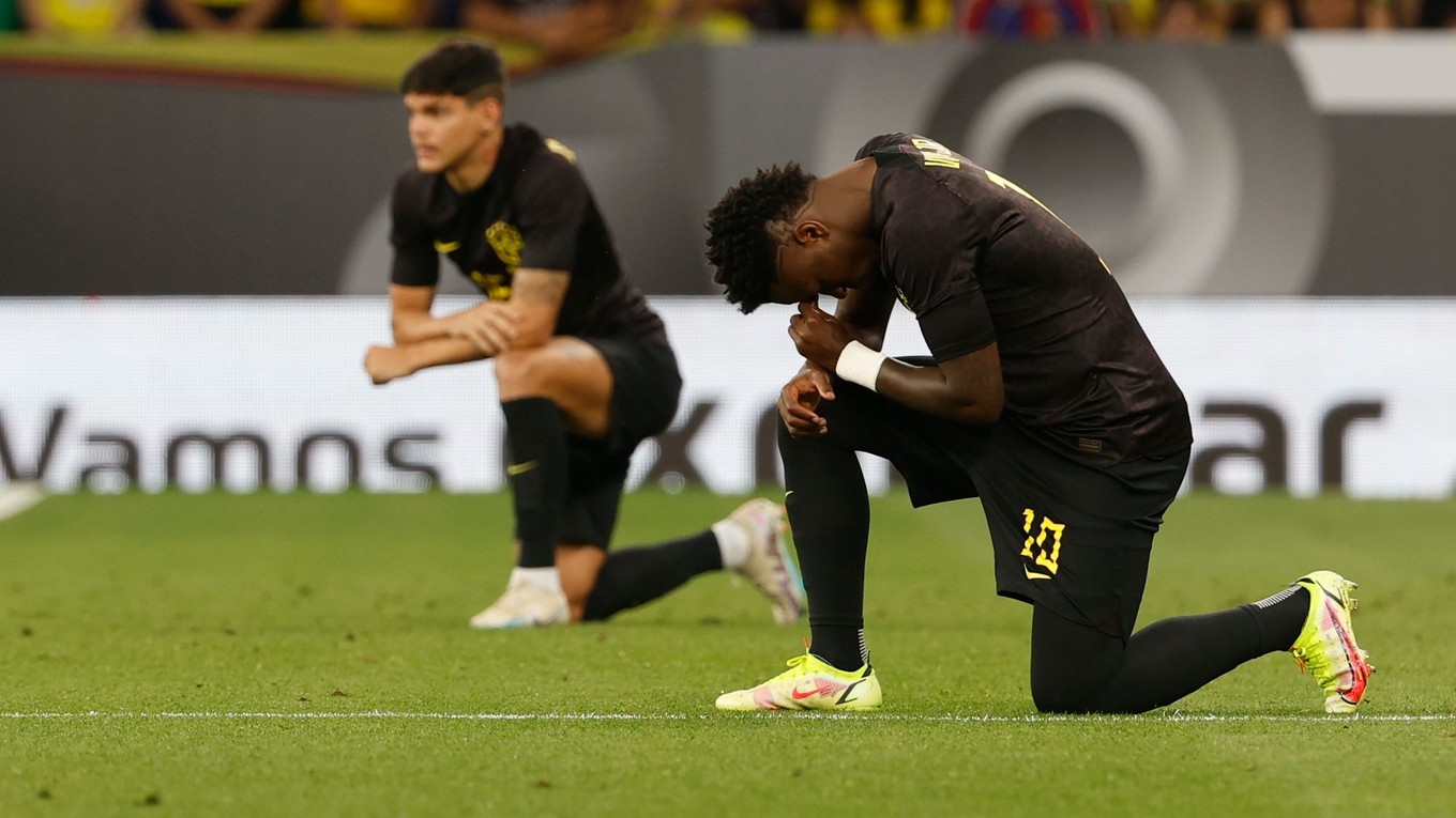 Brazílski futbalisti nastúpili v čiernych dresoch, na snímke je aj Vinicius Junior.