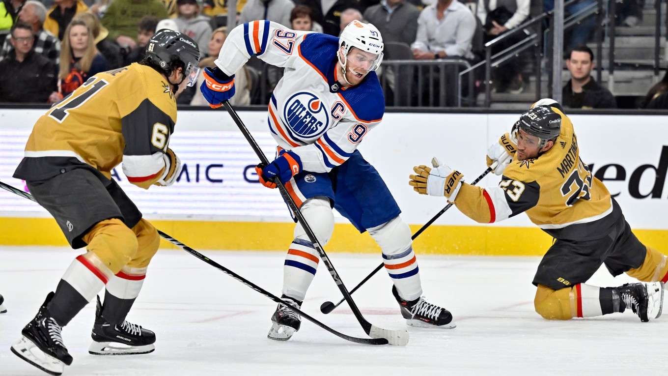 Connor McDavid (uprostred) v zápase proti Vegas