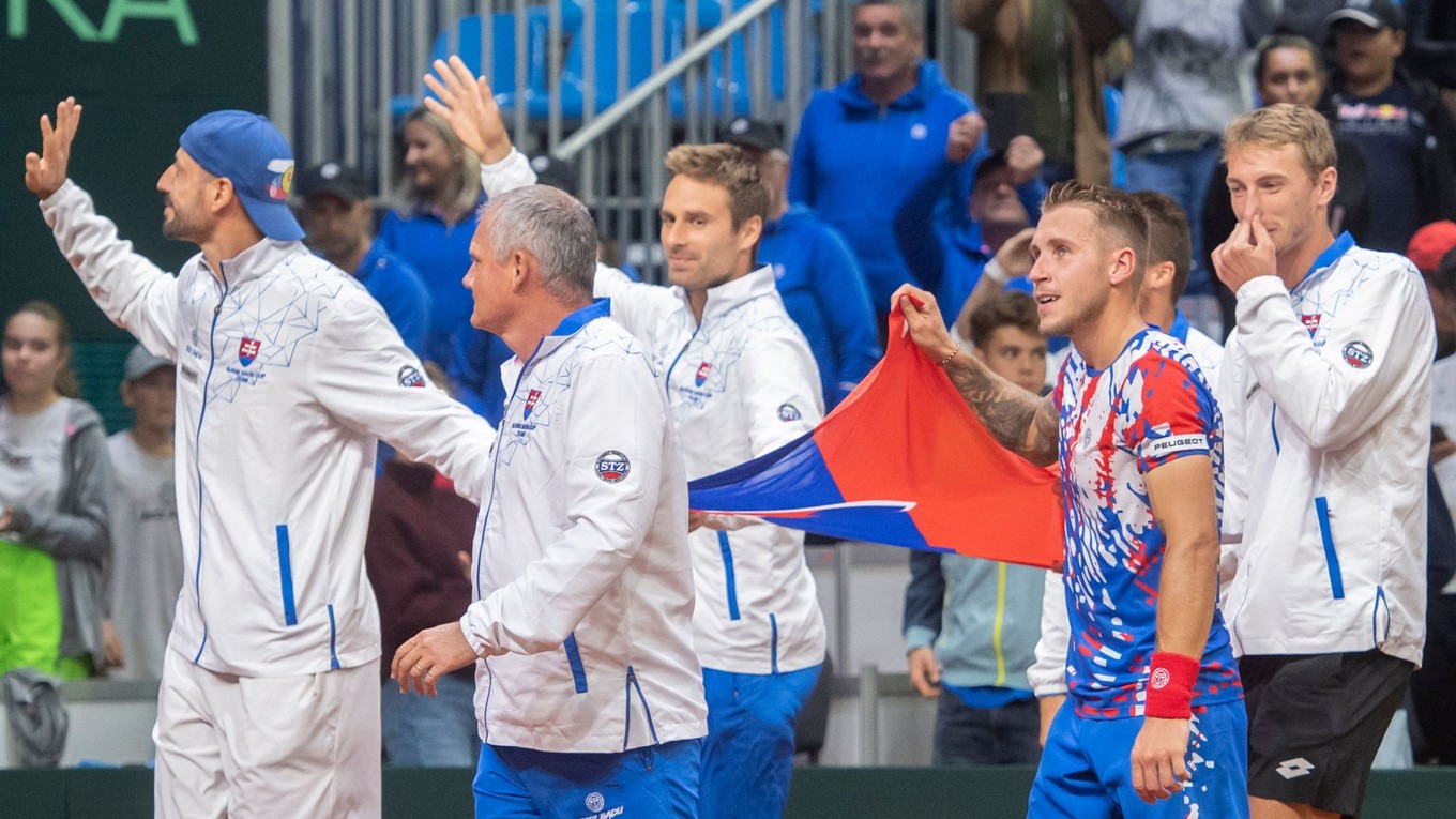 Slovenskí tenisti sa radujú po triumfe v dueli Davis Cupu.