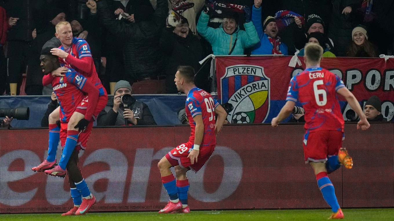 Futbalisti Viktorie Plzeň sa radujú z gólu.