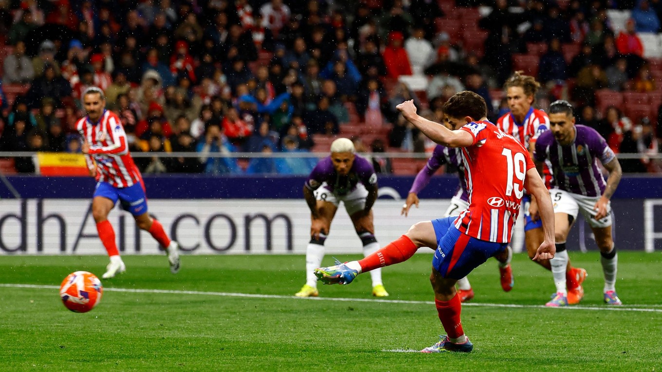 Julián Álvarez počas penalty v zápase Atlético Madrid - Real Valladolid v 31. kole La Ligy.