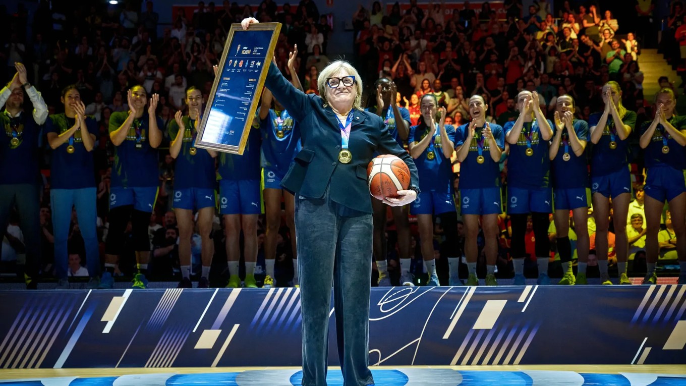 Natália Hejková s plaketou a loptou, ktorú dostala od FIBA. Hejková doviedla tím ZVVS USK Praha k víťazstvu v súťaži.