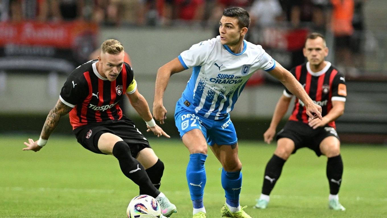 Kapitán Trnavy Roman Procházka a hráč Samuel Teles z Universitatea Craiova počas odvetného zápasu 3. predkola Konferenčnej ligy medzi FC Spartak Trnava a Universitatea Craiova.