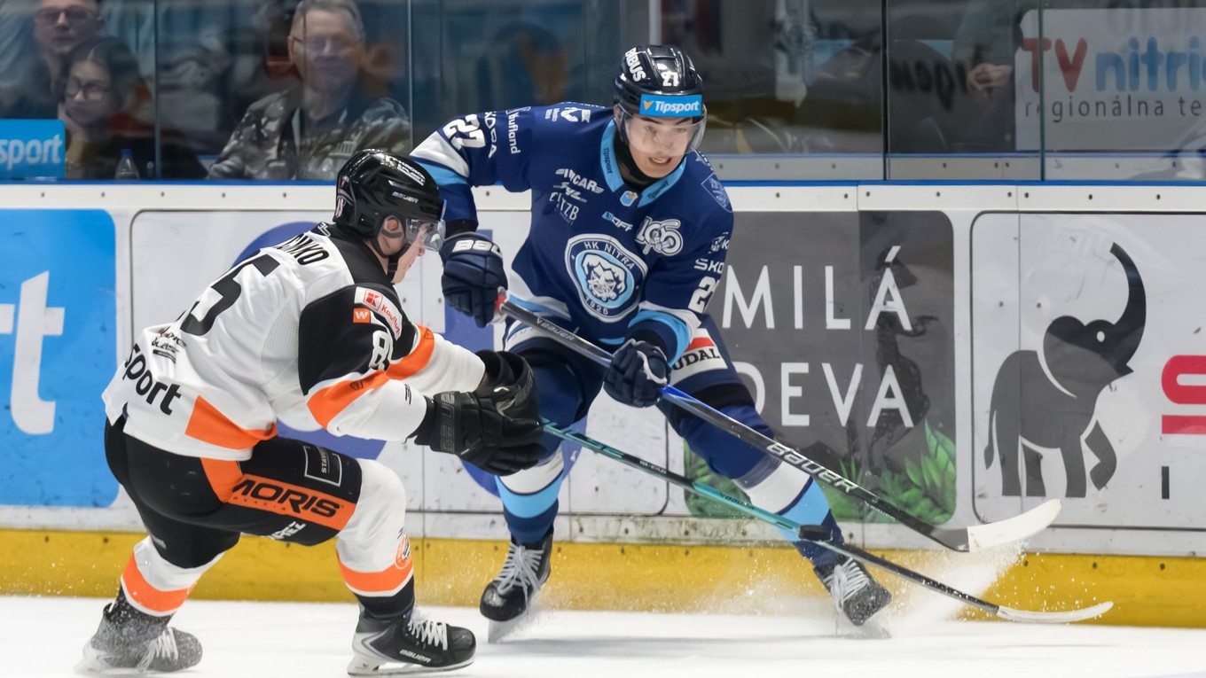 Na snímke zľava Ján Marcinko (Michalovce) a Sebastian Čederle (Nitra).