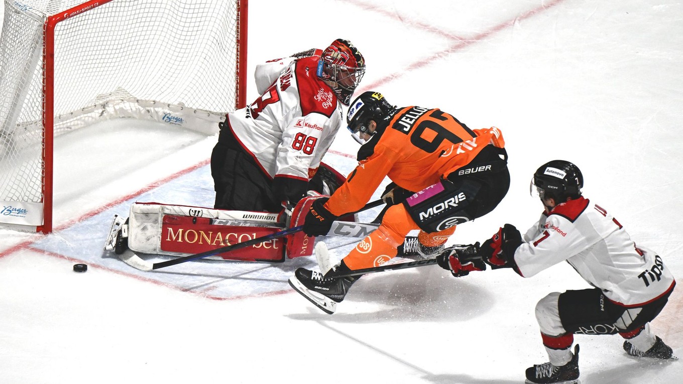 Eugen Rabčan (Banská Bystrica), uprostred Simon Jellúš (Košice) počas  štvrťfinále play off Tipsport ligy HC Košice – HC MONACObet Banská Bystrica.
