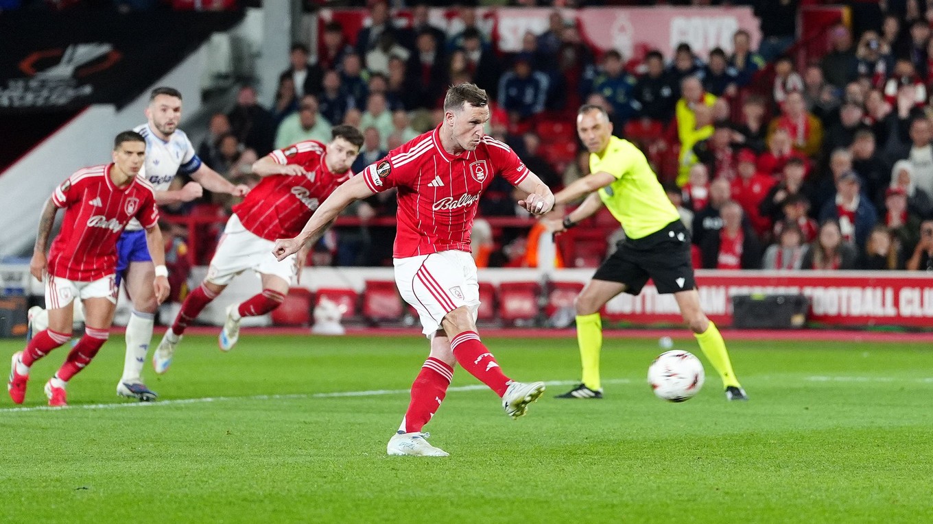 Chris Wood strieľa proti Aston Ville gól z pokutového kopu.