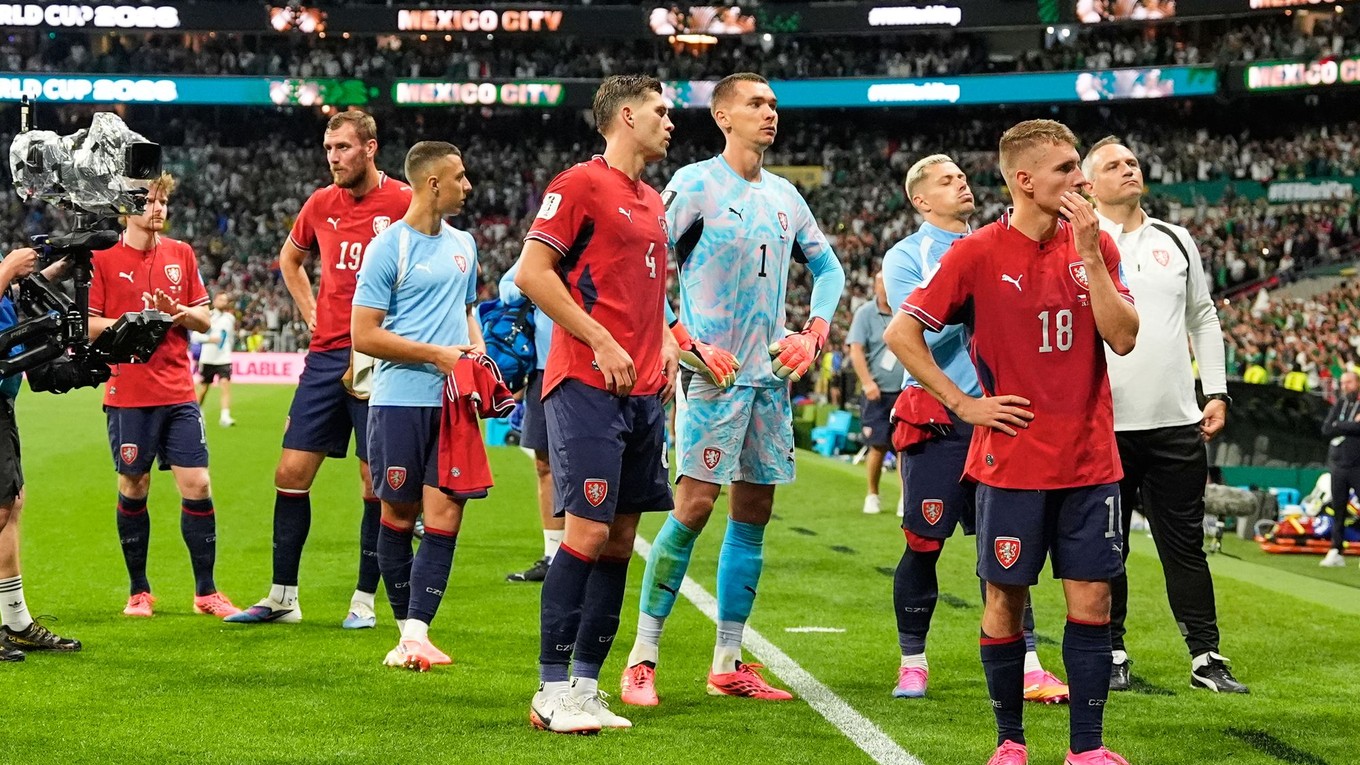 Hráči Česka reagujú po prehre v zápase základnej A-skupiny Česko - Mexiko na majstrovstvách sveta vo futbale.