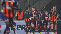 Musa Al-Taamari sa teší po strelenom góle so spoluhráčmi z Montpellier HSC.