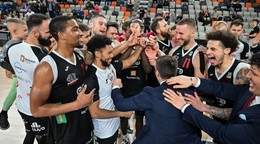 Na snímke hráči a realizačný tím ERA Basketball Nymburk.