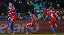 Futbalisti Viktorie Plzeň sa radujú z gólu.