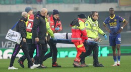 Hráč Fiorentiny Moise Kean je odnášaný z ihriska v zápase Serie A Hellas Verona - Fiorentina.