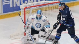 Na snímke zľava brankár Jasper Patrikainen (Nitra) a Tomáš Török (Poprad).