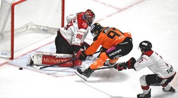 Eugen Rabčan (Banská Bystrica), uprostred Simon Jellúš (Košice) počas  štvrťfinále play off Tipsport ligy HC Košice – HC MONACObet Banská Bystrica.