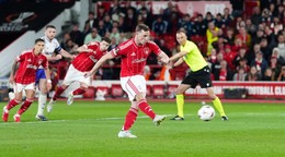 Chris Wood strieľa proti Aston Ville gól z pokutového kopu.