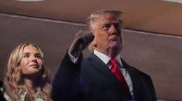 Americký prezident Donald Trump gestikuluje počas národnej hymny pred tretím stretnutím finále zámorskej NBA New York Knicks - San Antonio Spurs.