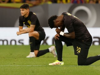 Brazílski futbalisti nastúpili v čiernych dresoch, na snímke je aj Vinicius Junior.