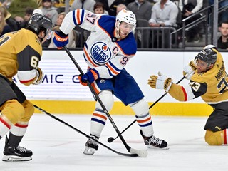 Connor McDavid (uprostred) v zápase proti Vegas