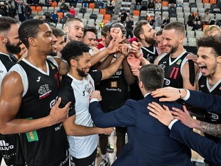 Na snímke hráči a realizačný tím ERA Basketball Nymburk.