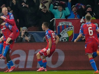 Futbalisti Viktorie Plzeň sa radujú z gólu.