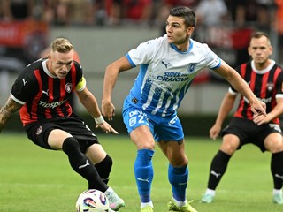 Kapitán Trnavy Roman Procházka a hráč Samuel Teles z Universitatea Craiova počas odvetného zápasu 3. predkola Konferenčnej ligy medzi FC Spartak Trnava a Universitatea Craiova.