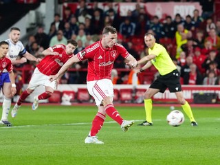 Chris Wood strieľa proti Aston Ville gól z pokutového kopu.