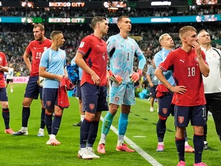 Hráči Česka reagujú po prehre v zápase základnej A-skupiny Česko - Mexiko na majstrovstvách sveta vo futbale.