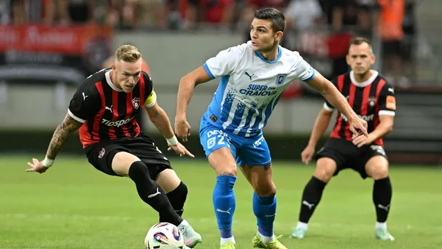 Kapitán Trnavy Roman Procházka a hráč Samuel Teles z Universitatea Craiova počas odvetného zápasu 3. predkola Konferenčnej ligy medzi FC Spartak Trnava a Universitatea Craiova.