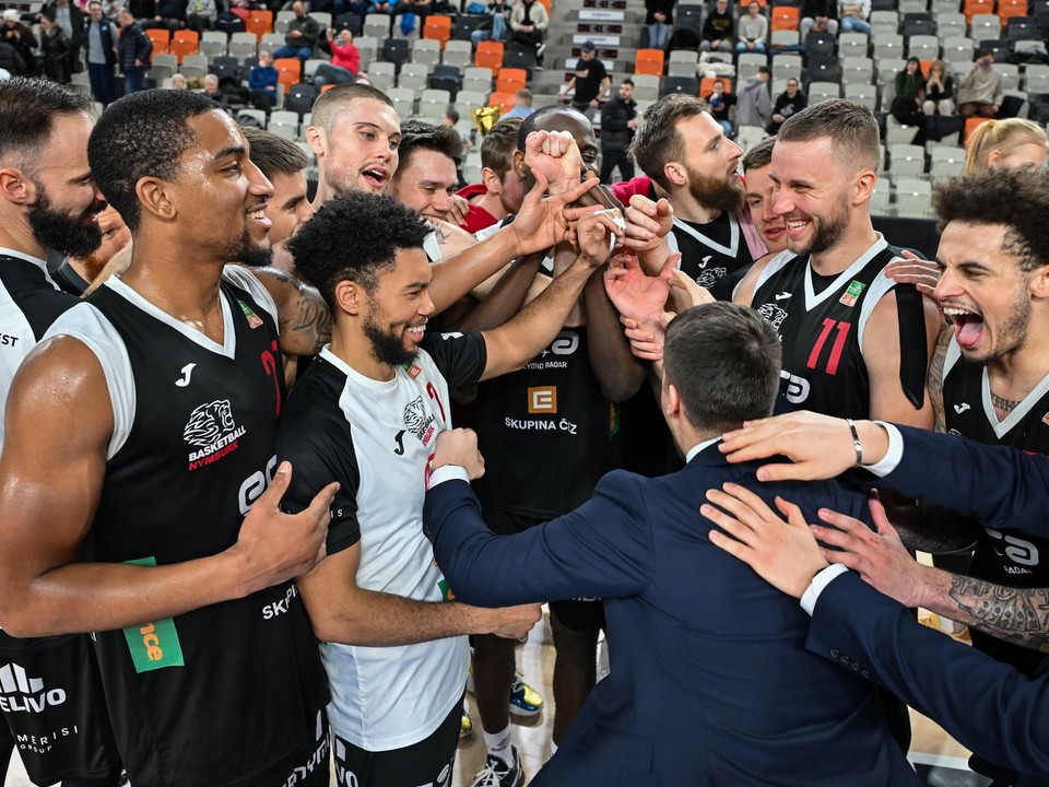 Na snímke hráči a realizačný tím ERA Basketball Nymburk.