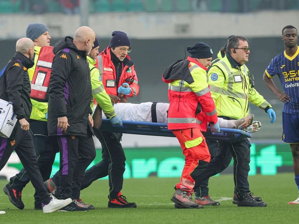 Hráč Fiorentiny Moise Kean je odnášaný z ihriska v zápase Serie A Hellas Verona - Fiorentina.