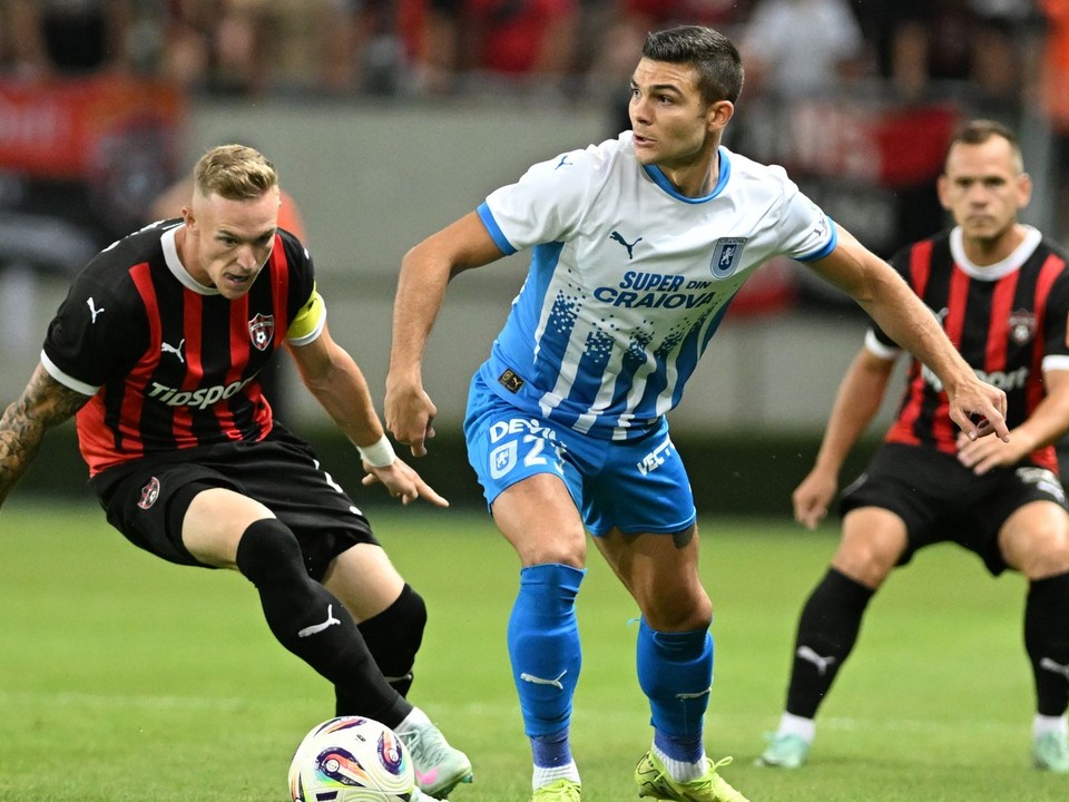 Kapitán Trnavy Roman Procházka a hráč Samuel Teles z Universitatea Craiova počas odvetného zápasu 3. predkola Konferenčnej ligy medzi FC Spartak Trnava a Universitatea Craiova.