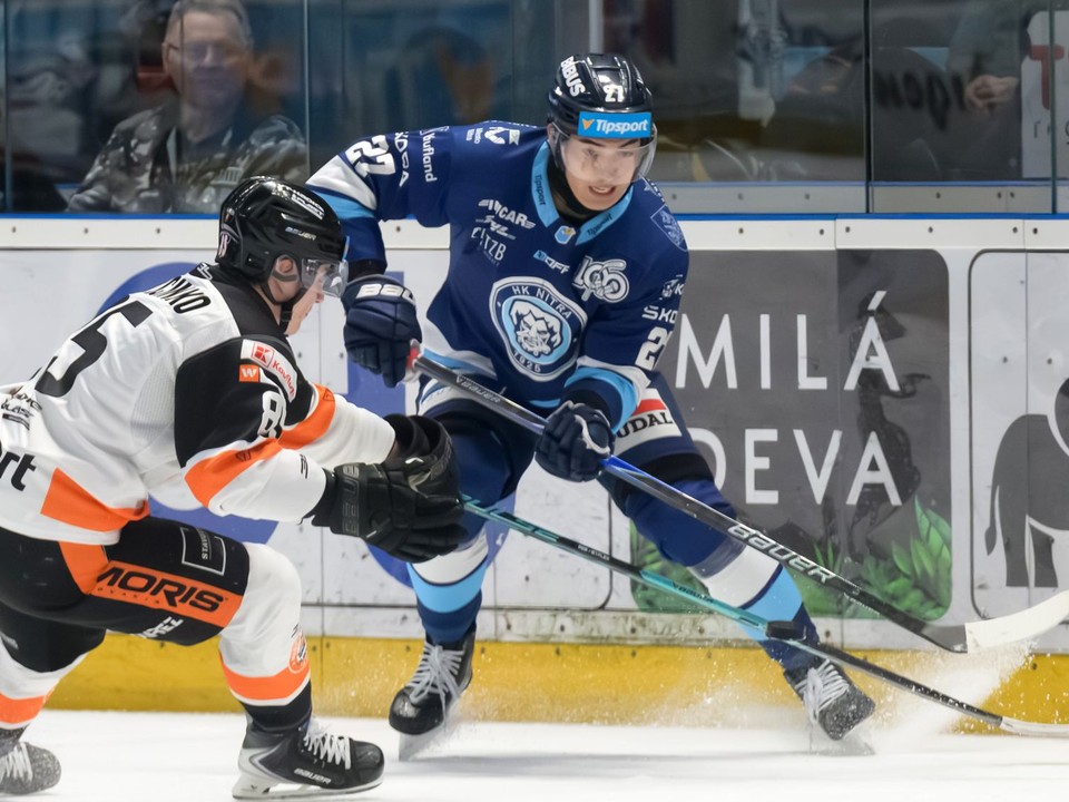 Na snímke zľava Ján Marcinko (Michalovce) a Sebastian Čederle (Nitra).