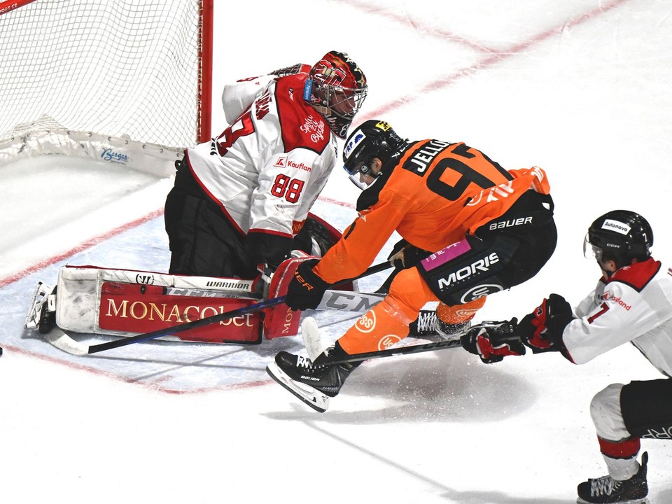 Eugen Rabčan (Banská Bystrica), uprostred Simon Jellúš (Košice) počas  štvrťfinále play off Tipsport ligy HC Košice – HC MONACObet Banská Bystrica.