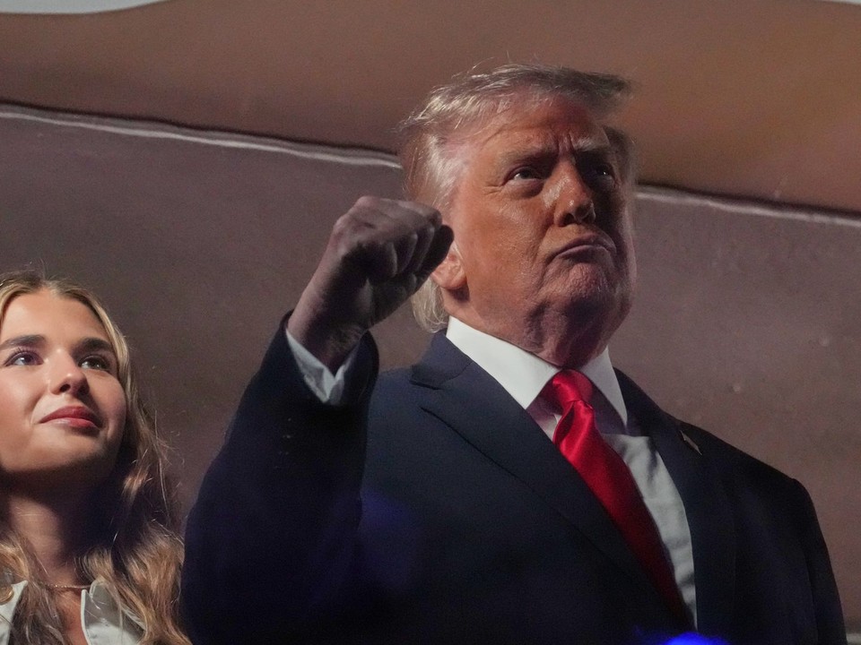 Americký prezident Donald Trump gestikuluje počas národnej hymny pred tretím stretnutím finále zámorskej NBA New York Knicks - San Antonio Spurs.