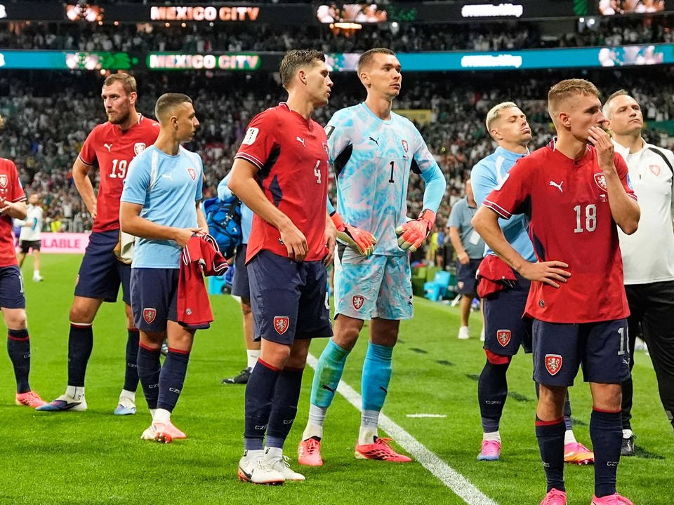 Hráči Česka reagujú po prehre v zápase základnej A-skupiny Česko - Mexiko na majstrovstvách sveta vo futbale.
