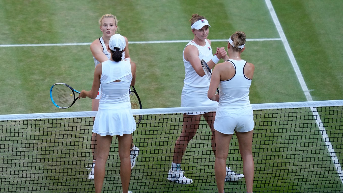 Tenistky v bielom oblečení na Wimbledone.