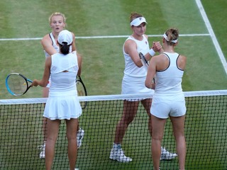 Tenistky v bielom oblečení na Wimbledone.