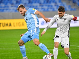 Žan Medved (vľavo) v drese ŠK Slovan Bratislava.