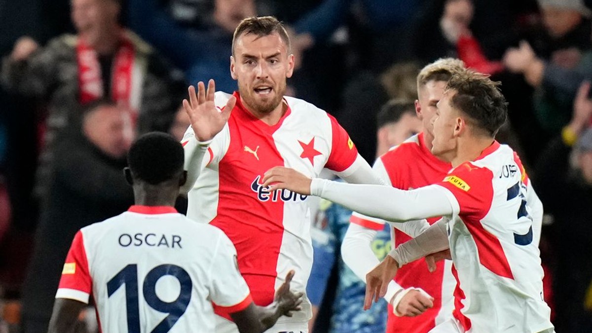 Tomáš Chorý (v strede) v drese SK Slavia Praha.