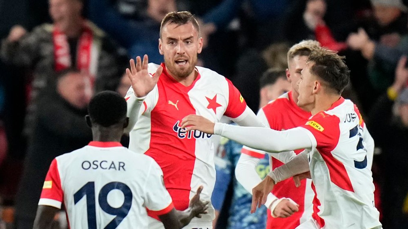 Tomáš Chorý (v strede) v drese SK Slavia Praha.