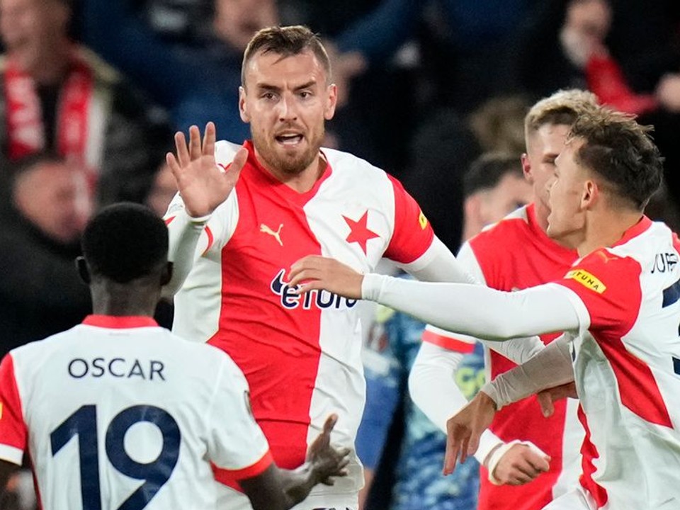Tomáš Chorý (v strede) v drese SK Slavia Praha.