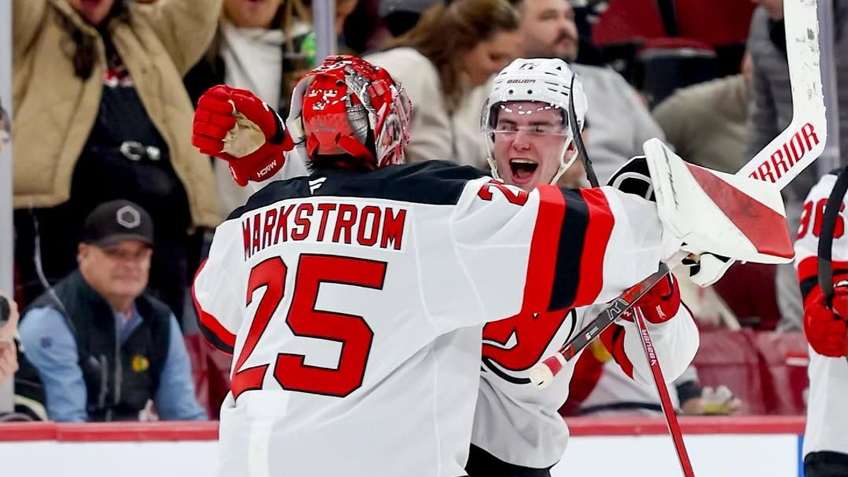 Šimon Nemec (vpravo) oslavuje víťazný gól s brankárom Jacobom Markströmom.