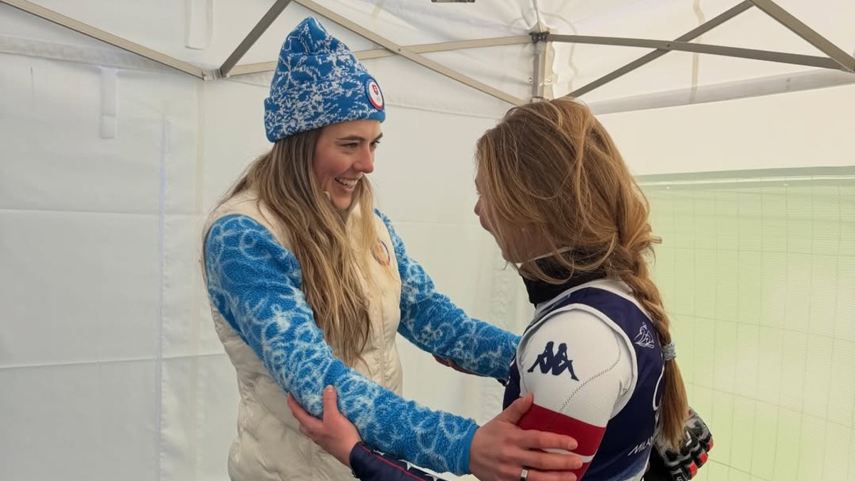Petra Vlhová gratuluje Mikaele Shiffrinovej k zisku zlatej medaily v slalome na ZOH 2026.