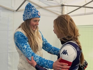 Petra Vlhová gratuluje Mikaele Shiffrinovej k zisku zlatej medaily v slalome na ZOH 2026.