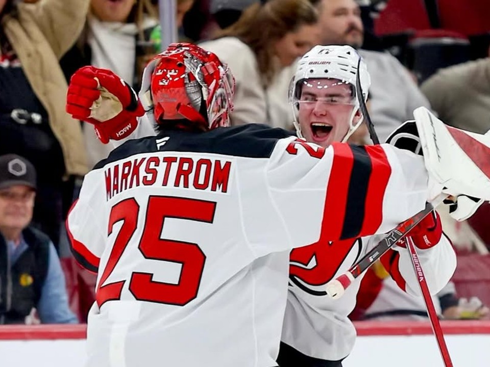 Šimon Nemec (vpravo) oslavuje víťazný gól s brankárom Jacobom Markströmom.