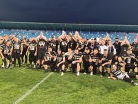 Hráči Nitra Knights sa tešia po triumfe v Czech Bowle 2024, v ktorom zdolali Znojmo Knights.